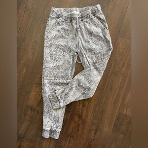 CLOTH & STONE Anthropologie Grey Snake Print Pull On Joggers‎ Size SMALL